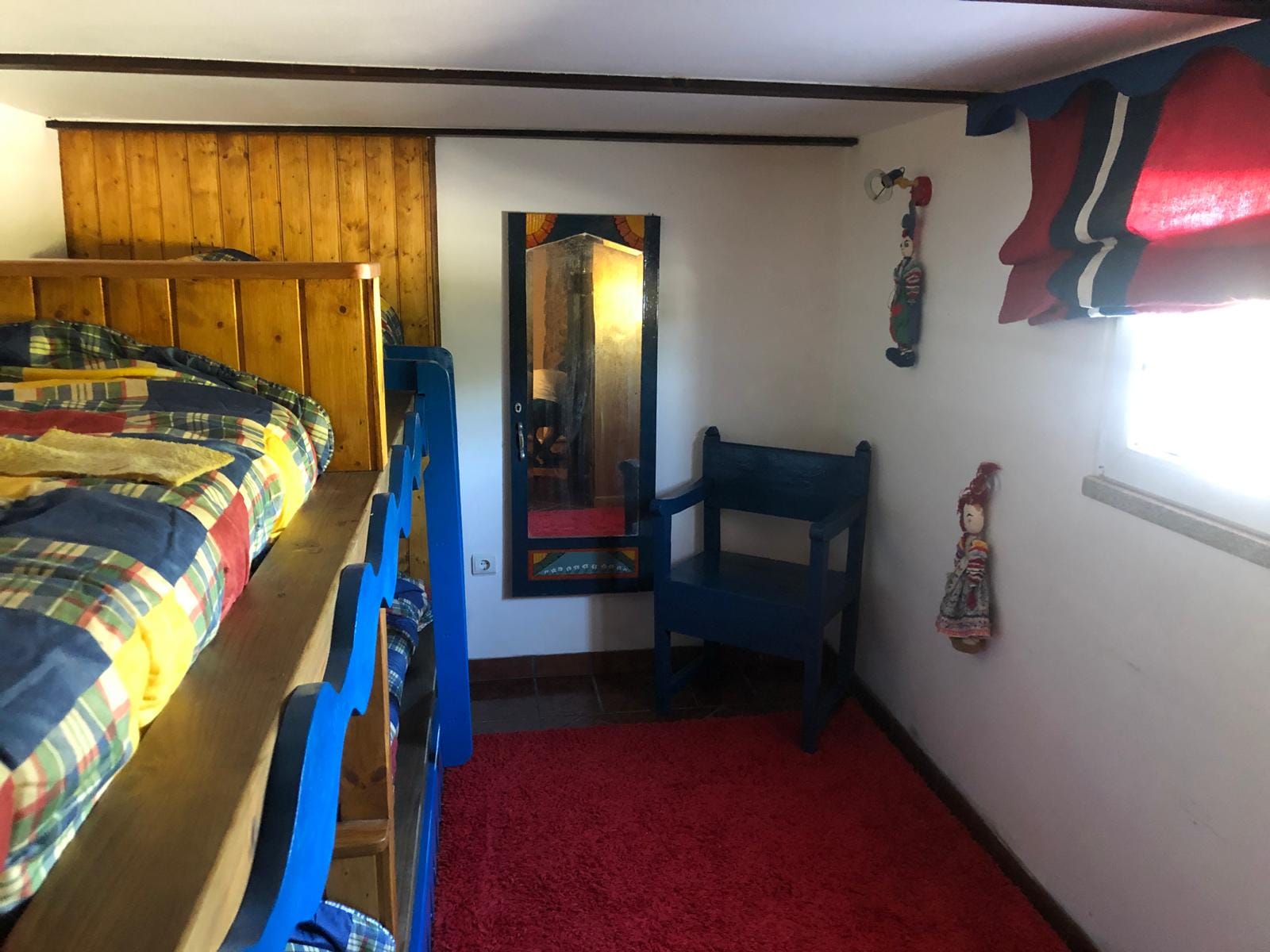 Quarto com beliches e chão tradicional