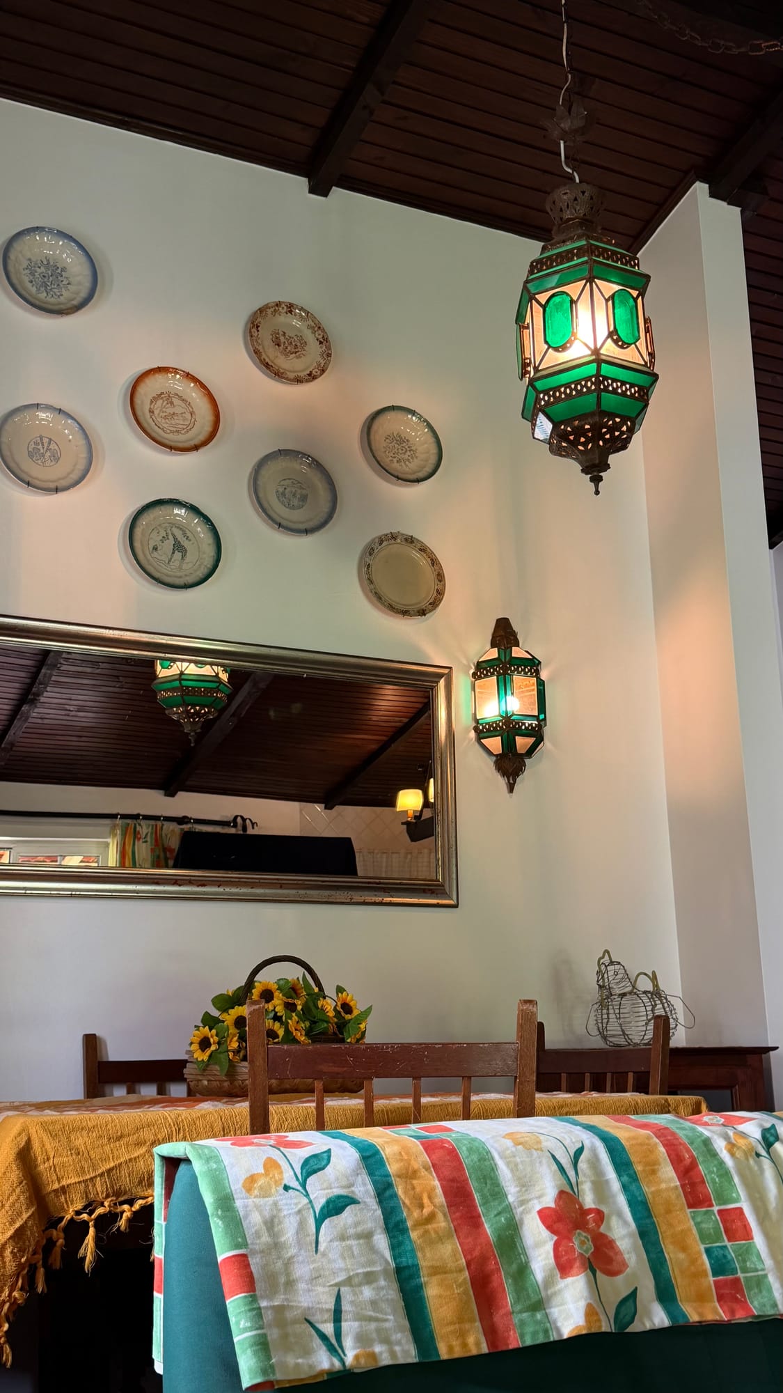 Pratos decorativos, espelho de madeira e lanterna