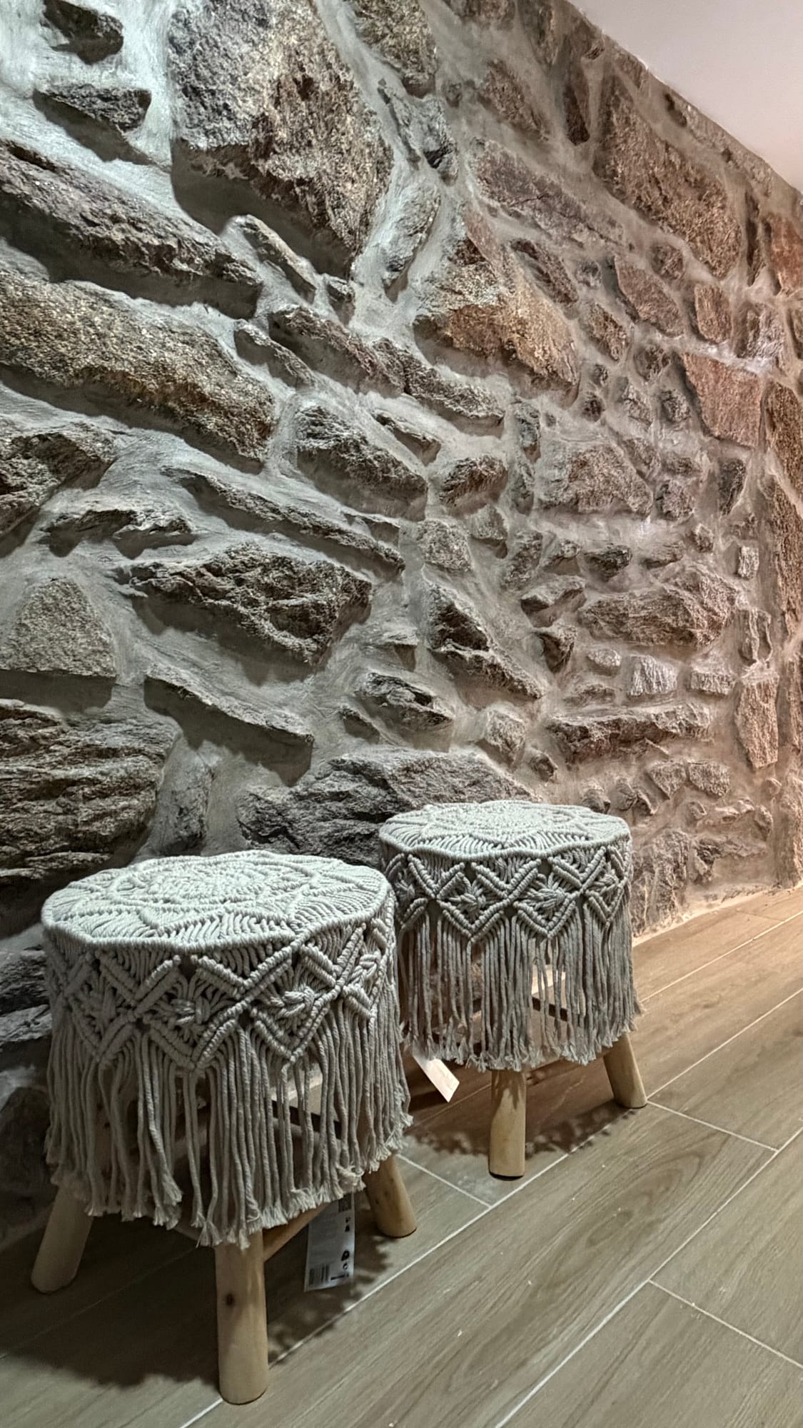 Parede de pedra com pufes de crochê