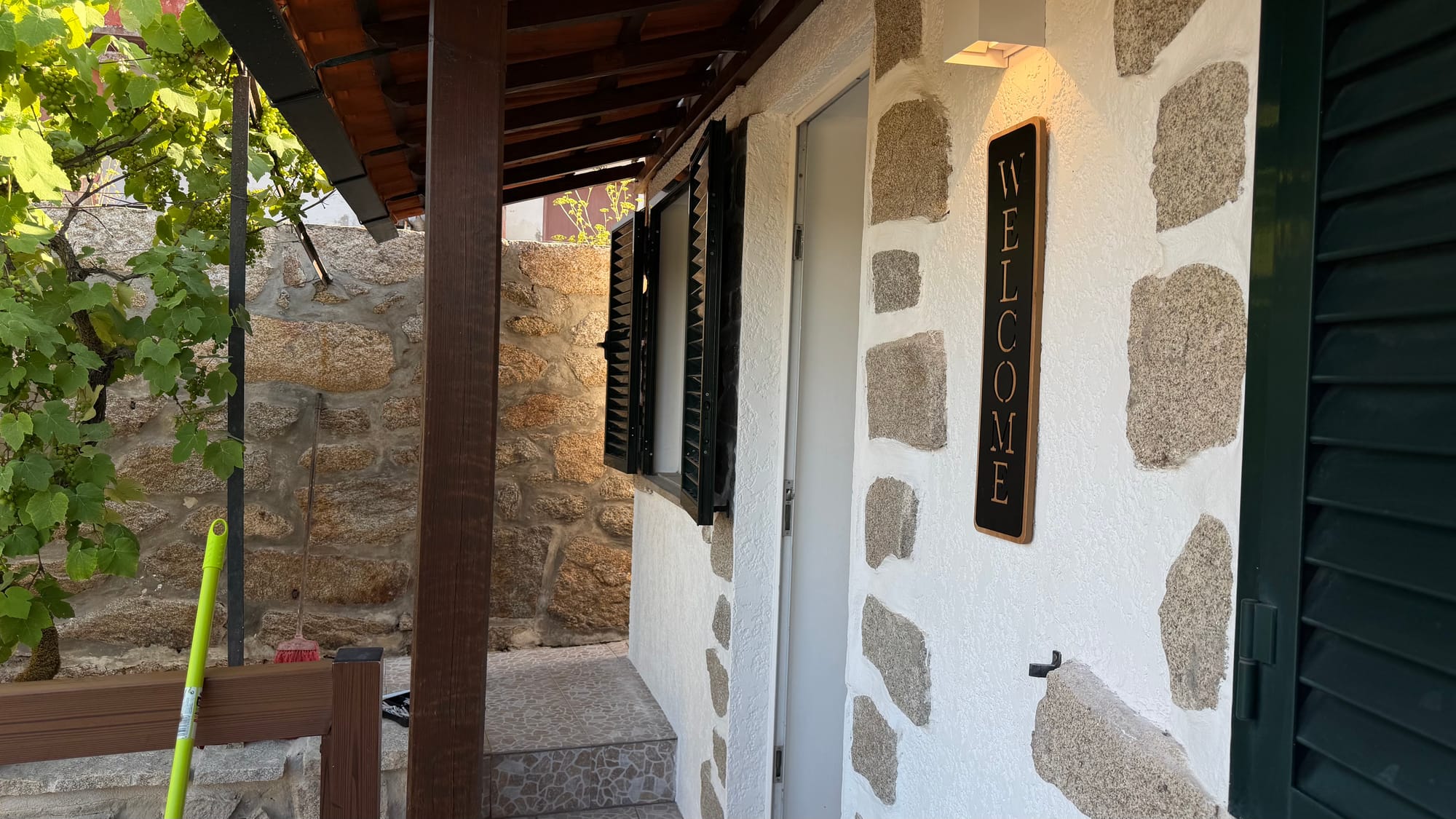 Parede de pedra exterior com detalhes rústicos