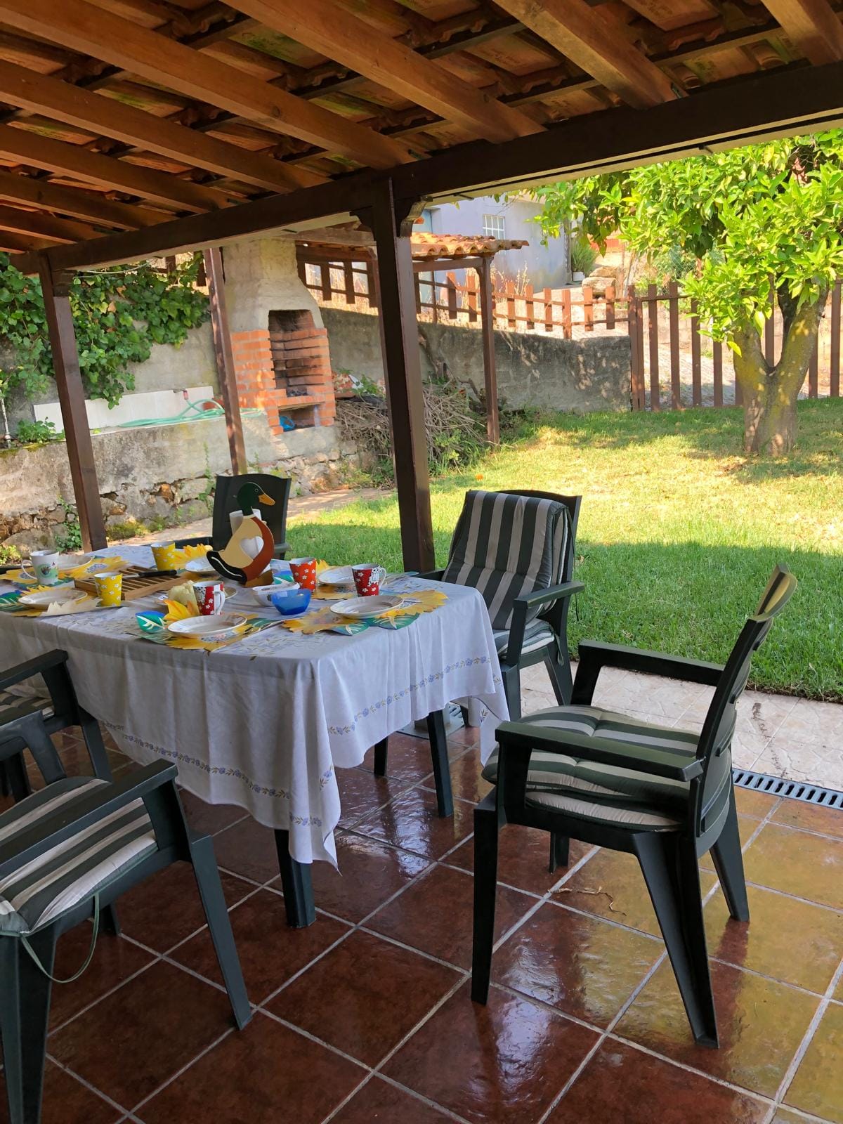 Mesa posta no jardim para refeições ao ar livre