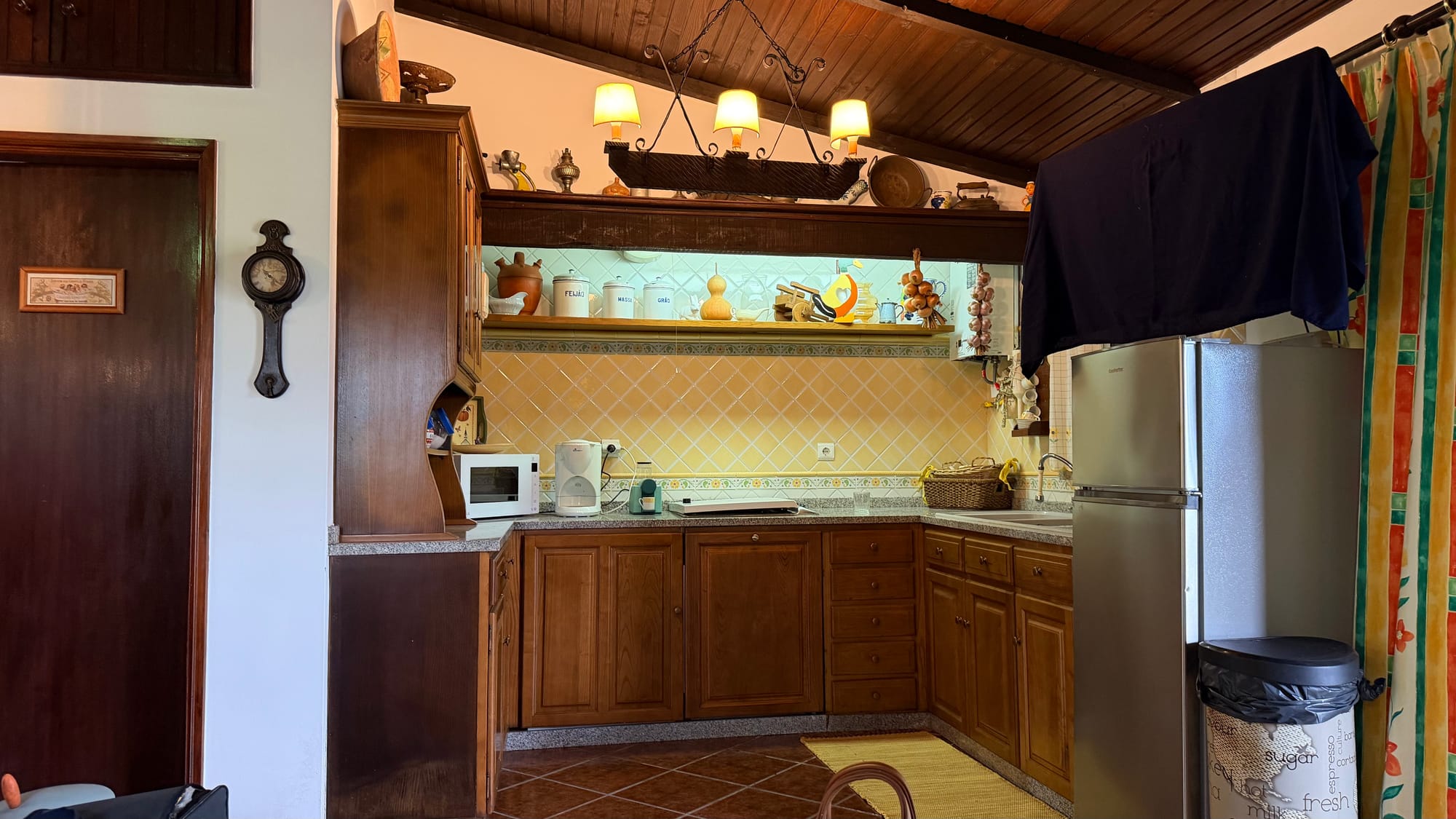 Cozinha totalmente equipada em madeira