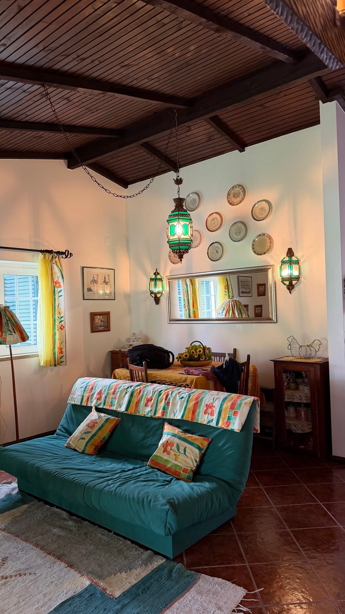 Sala colorida com pratos decorativos e lanterna