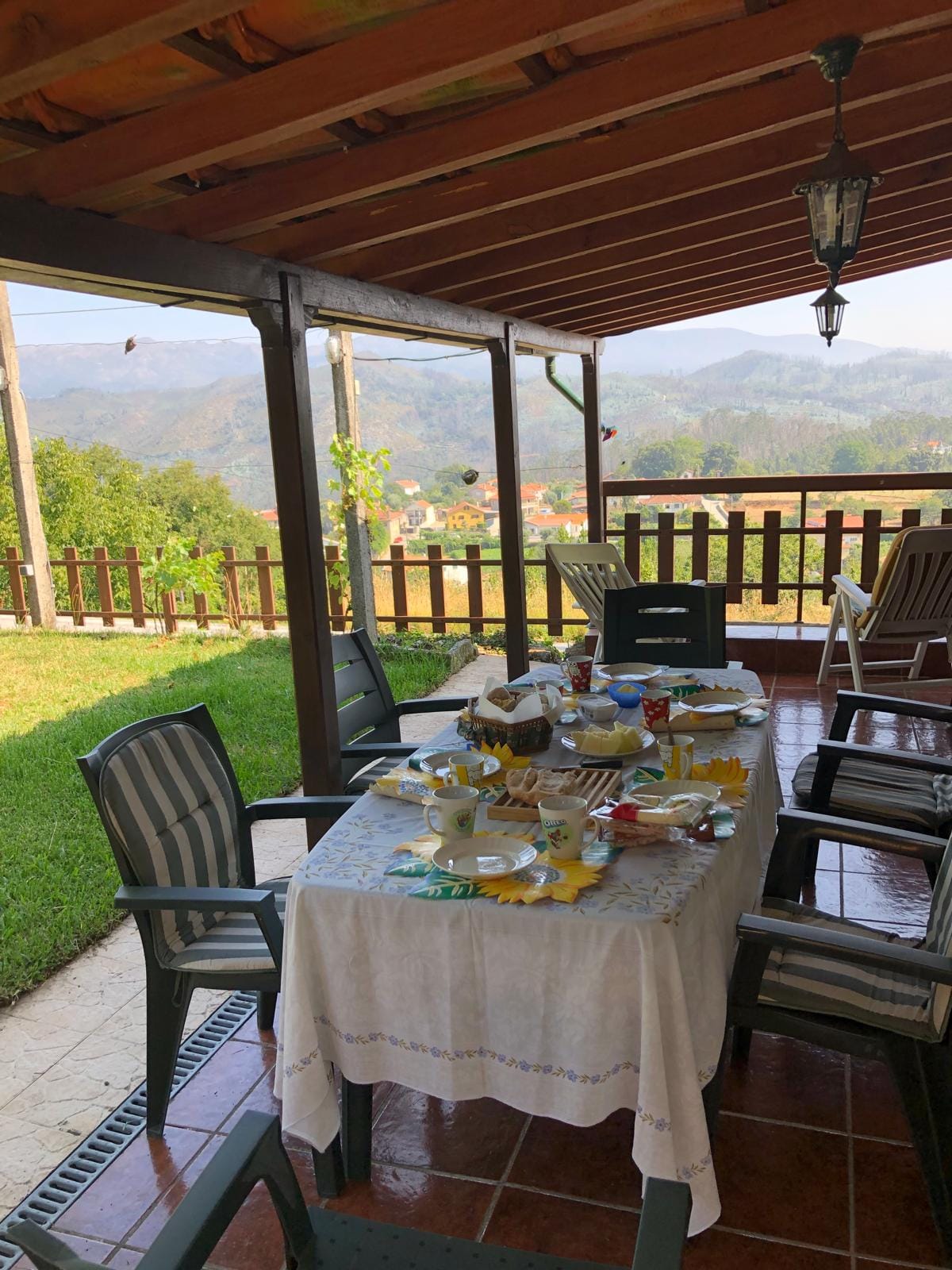 Mesa posta na varanda com vista para o vale